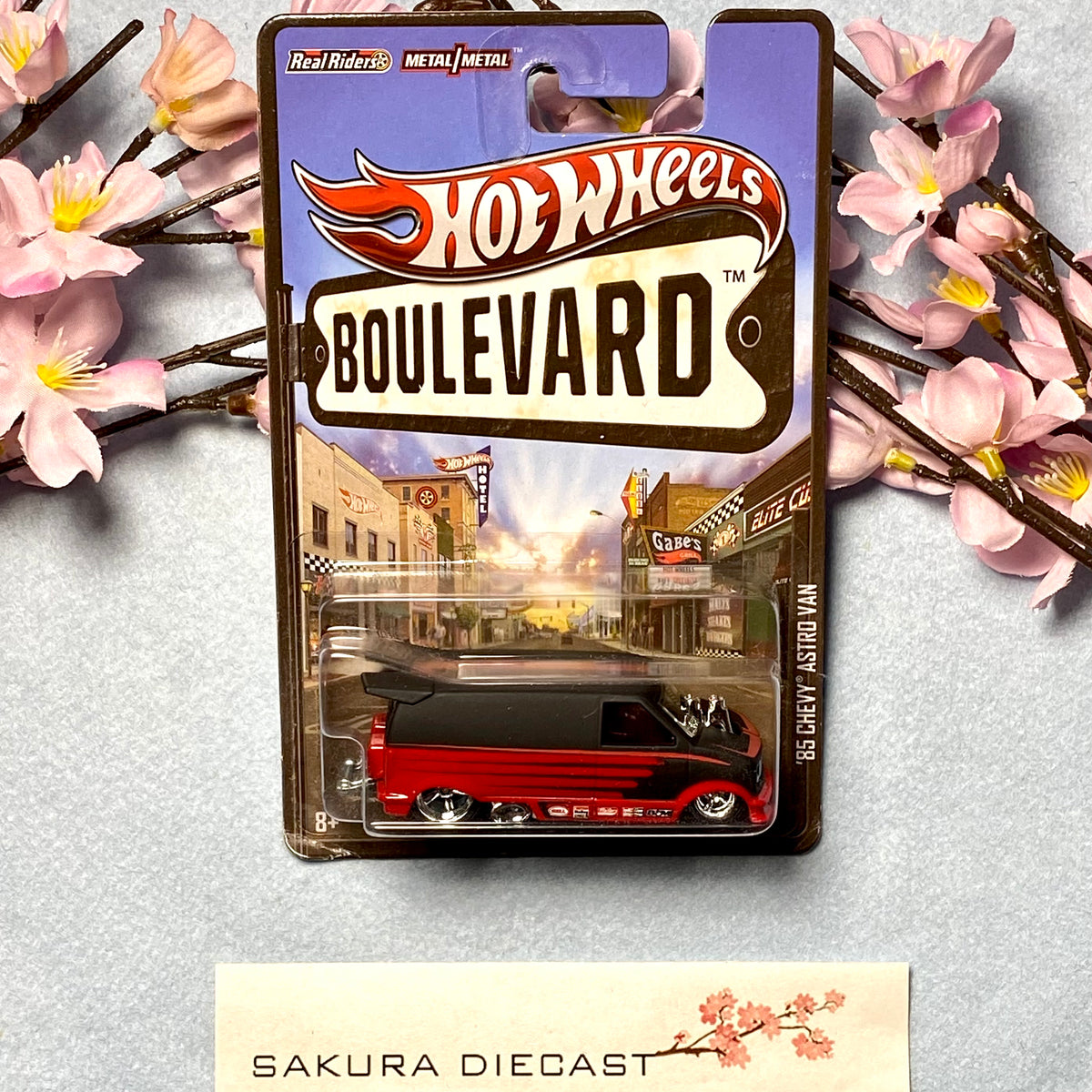1/64 Hot Wheels Boulevard 1985 Chevy Astro Van – Sakura Diecast