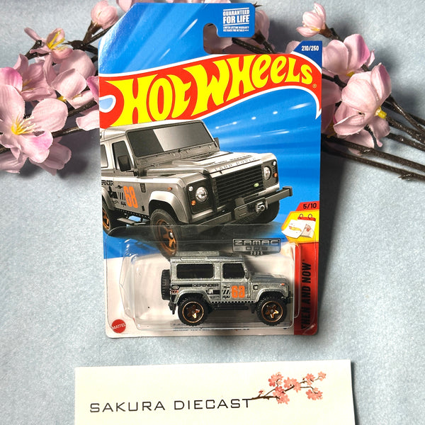 1/64 Hot Wheels Land Rover Defender 90 (Zamac)
